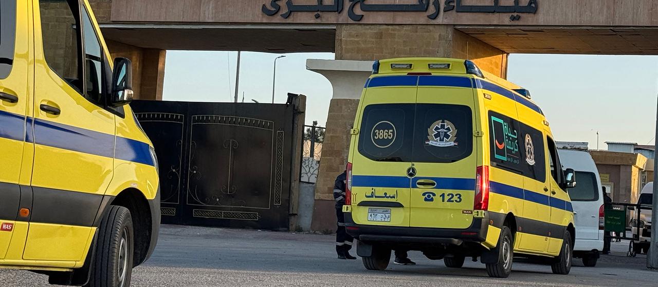 Krankenwagen warten auf der ägyptischen Seite des Grenzübergangs Rafah zum palästinensischen Gazastreifen im Nordosten Ägyptens in einer Schlange
