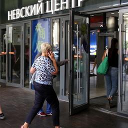 Menschen gehen in ein Einkaufszentrum in St. Petersburg.