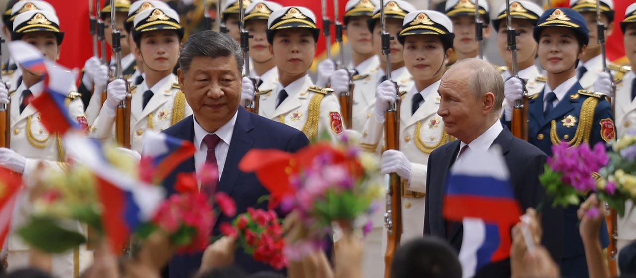 Wladimir Putin (r) und Xi Jinping bei einem Treffen in Peking