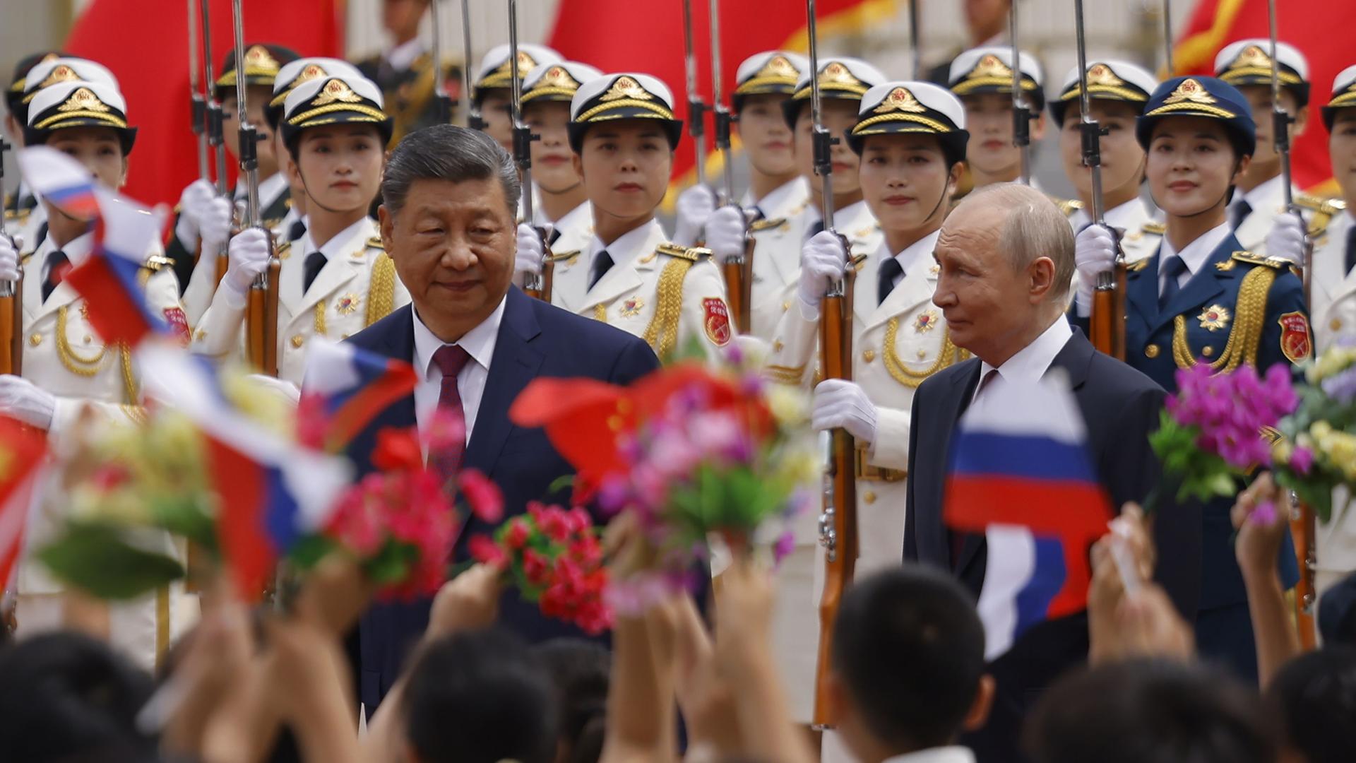 Wladimir Putin (r) und Xi Jinping bei einem Treffen in Peking | Maxim Shemetov/Pool Reuters/AP/dpa