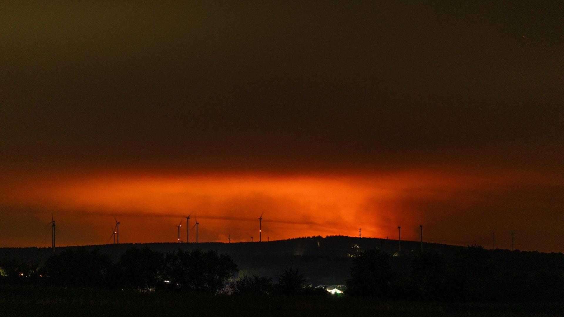 Feuer hinter der belgischen Grenze: 2.000 Hektar in Flammen, Landesweite Warnung vor Rauchgeruch, Säubrennerkirmes läuft