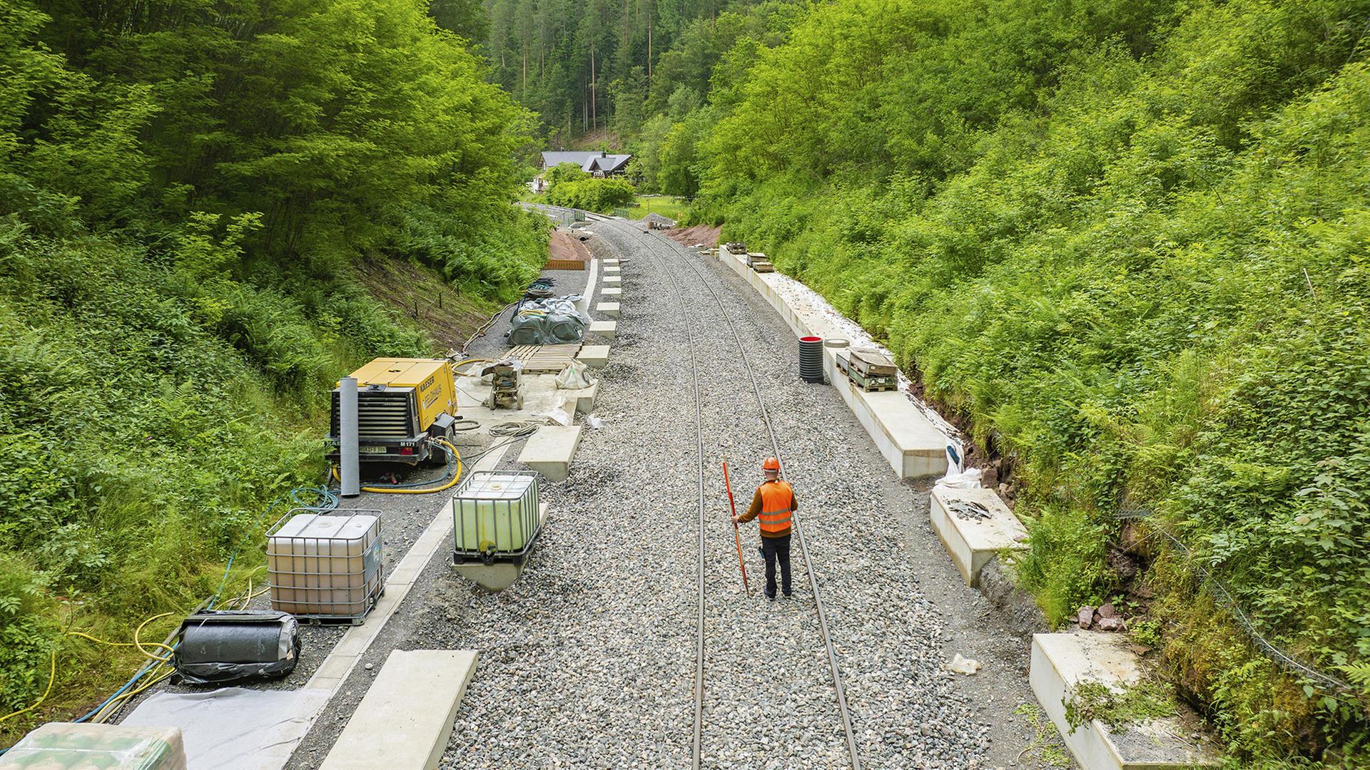 Arbeiter bei Gleisarbeiten im Schwarzwald. | picture alliance / imageBROKER