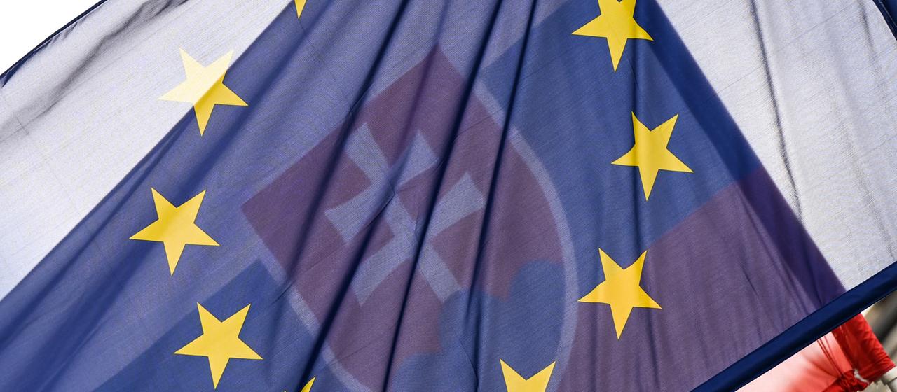 Die Flaggen der EU und Slowakei 