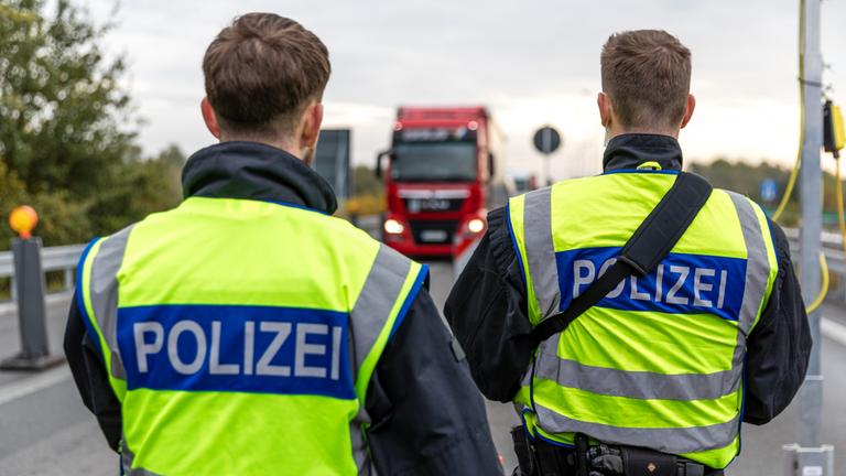 Beamte der Bundespolizei beobachten an der Autobahn A15, an der Grenze zwischen Polen und Deutschland, den aus Polen einreisenden Fahrzeugverkehr