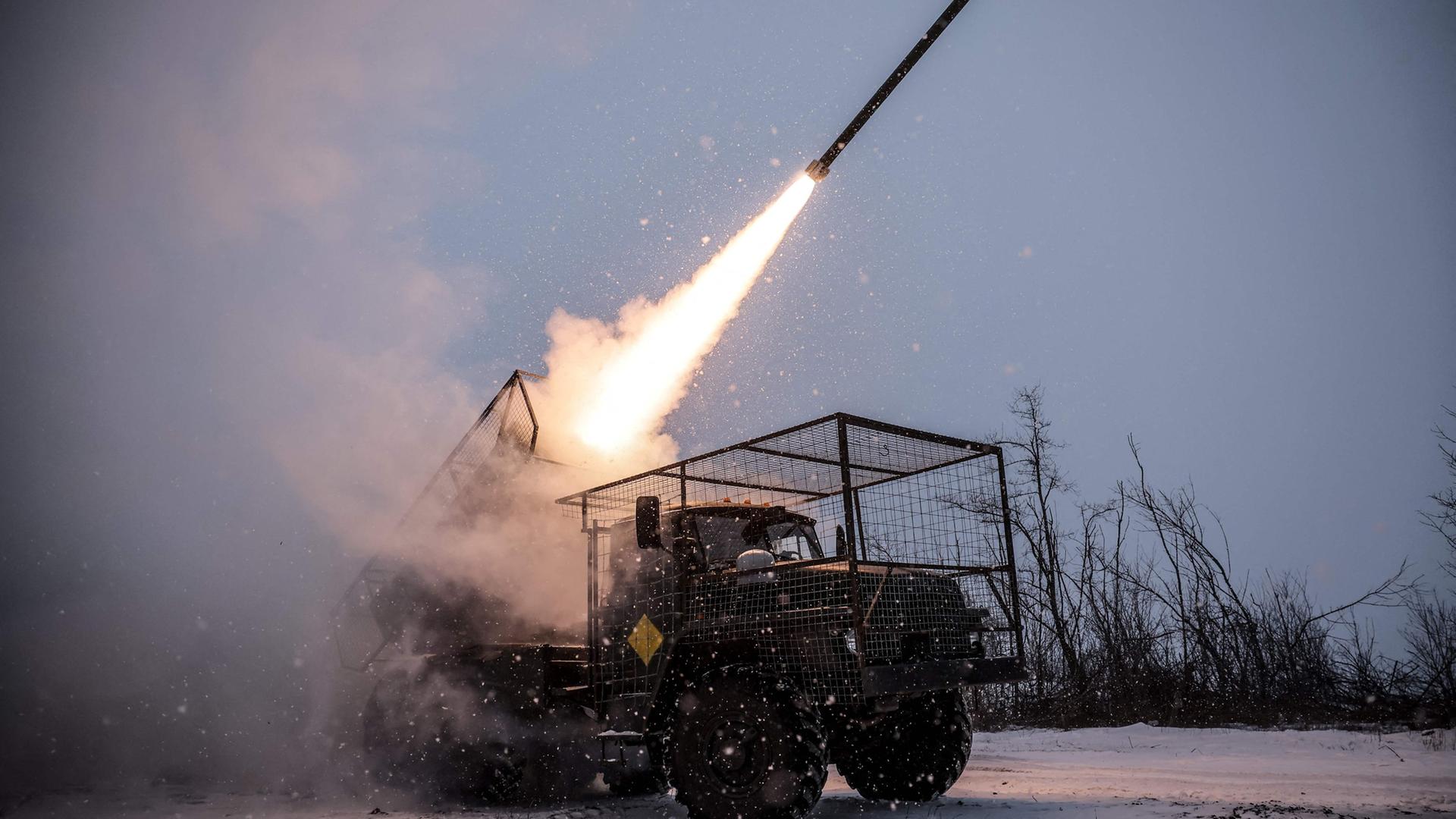 Ein ukrainischer Raketenwerfer feuert in Richtung russischer Stellungen. | AFP