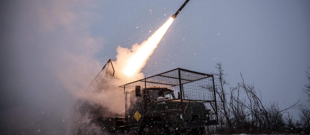 Ein ukrainischer Raketenwerfer feuert in Richtung russischer Stellungen.