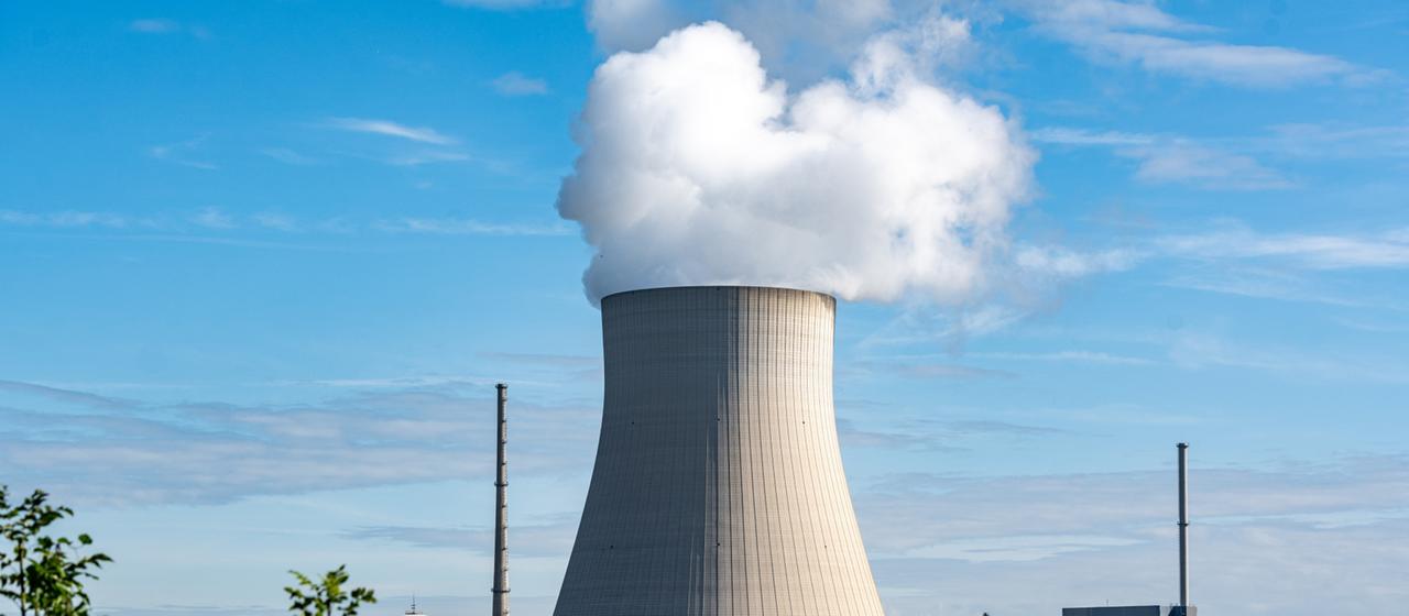 Dampf steigt aus dem Kühlturm des Atomkraftwerks Isar 1 im bayerischen Niederaichenbach (Archivbild)