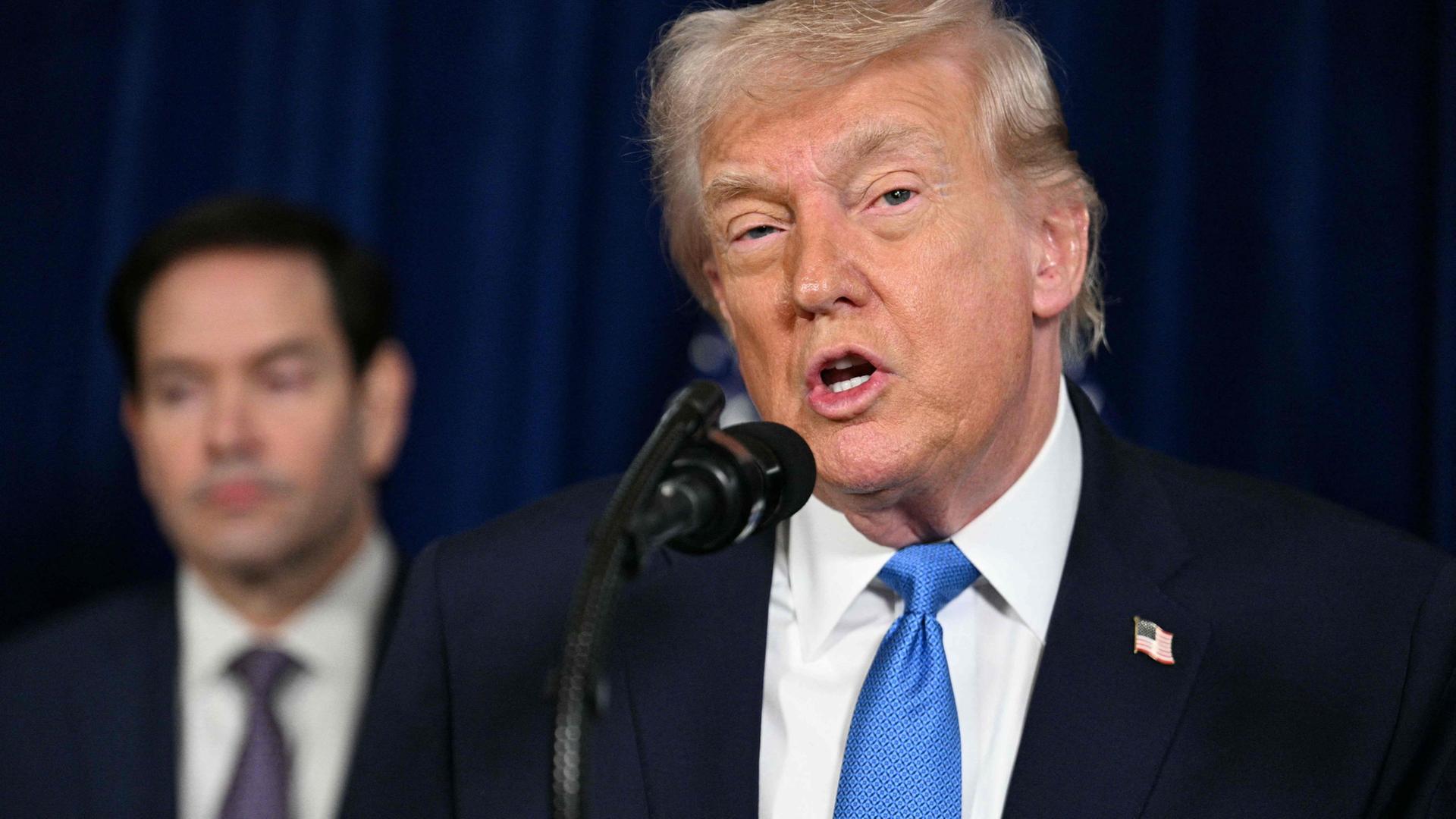 Donald Trump bei einer Pressekonferenz, dahinter Marco Rubio  | AFP