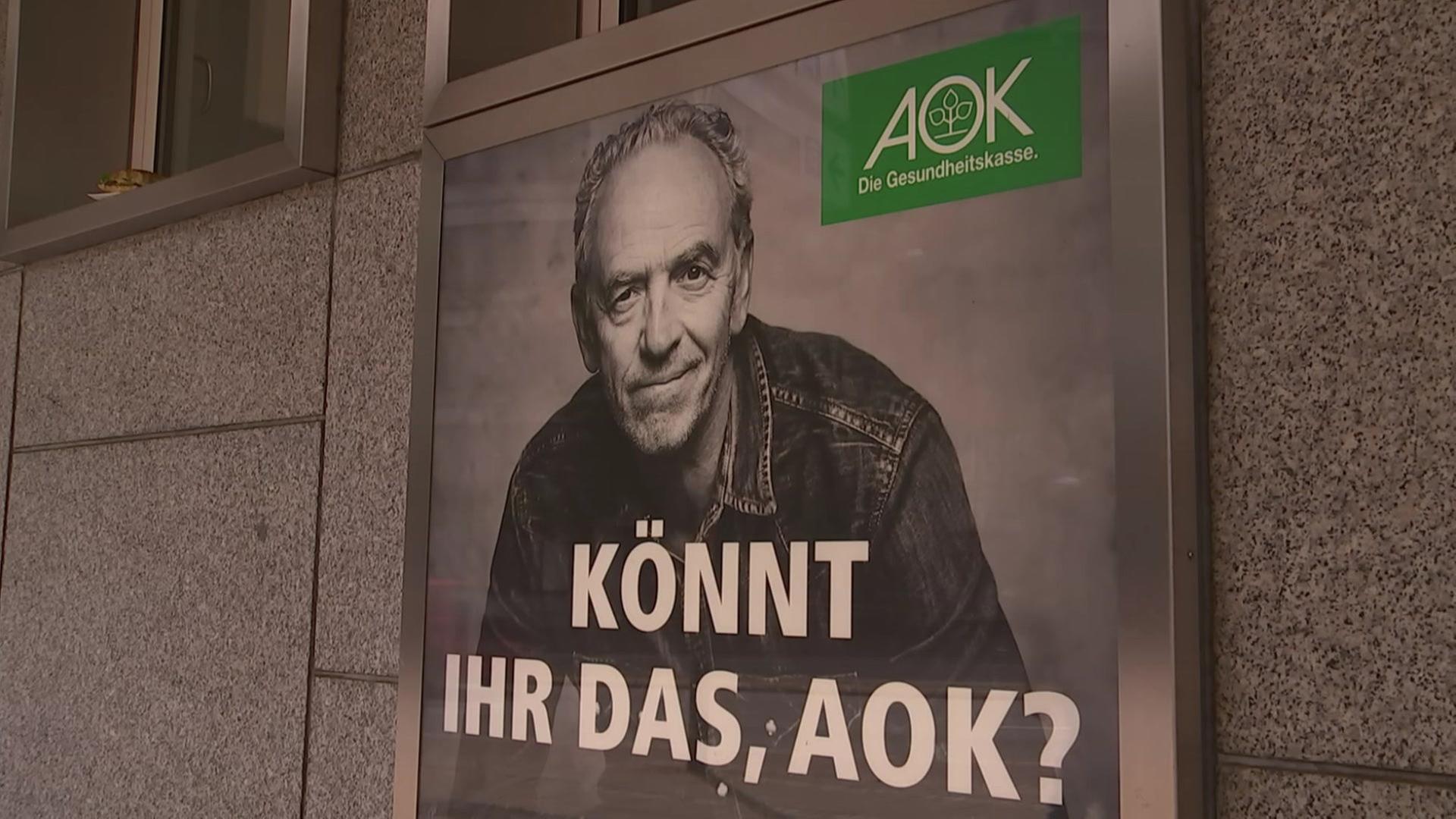 Ein Werbeplakat der AOK Bremen- Bremerhaven. Zu sehen ist ein älterer Mann. Auf dem Plakat befindet sich der Schriftzug 