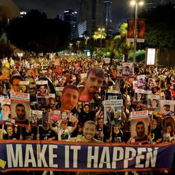 Demonstranten tragen ein Transparent während einer Demonstration in Tel Aviv und fordern die sofortige Freilassung der Geiseln