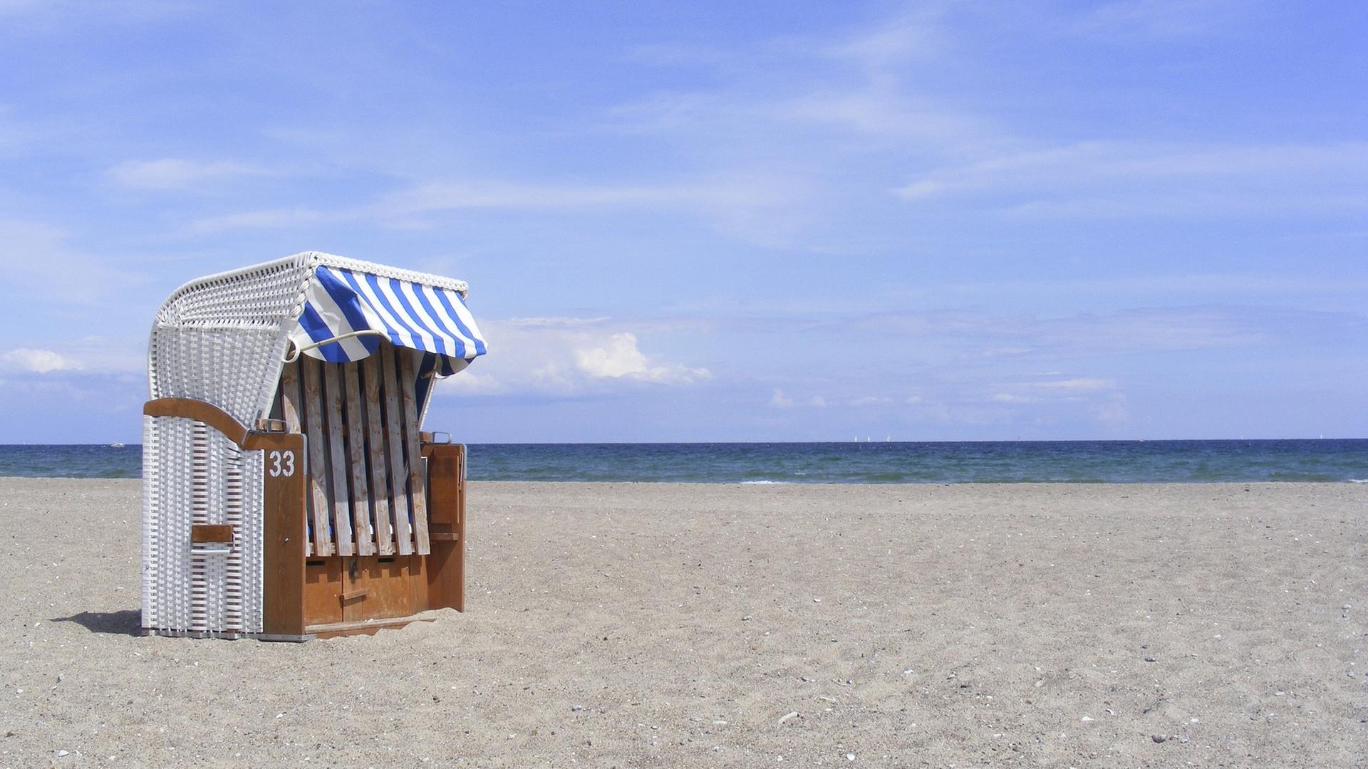 Ein Strandkorb steht bei sch�nem Wetter an der Ostsee. | hr