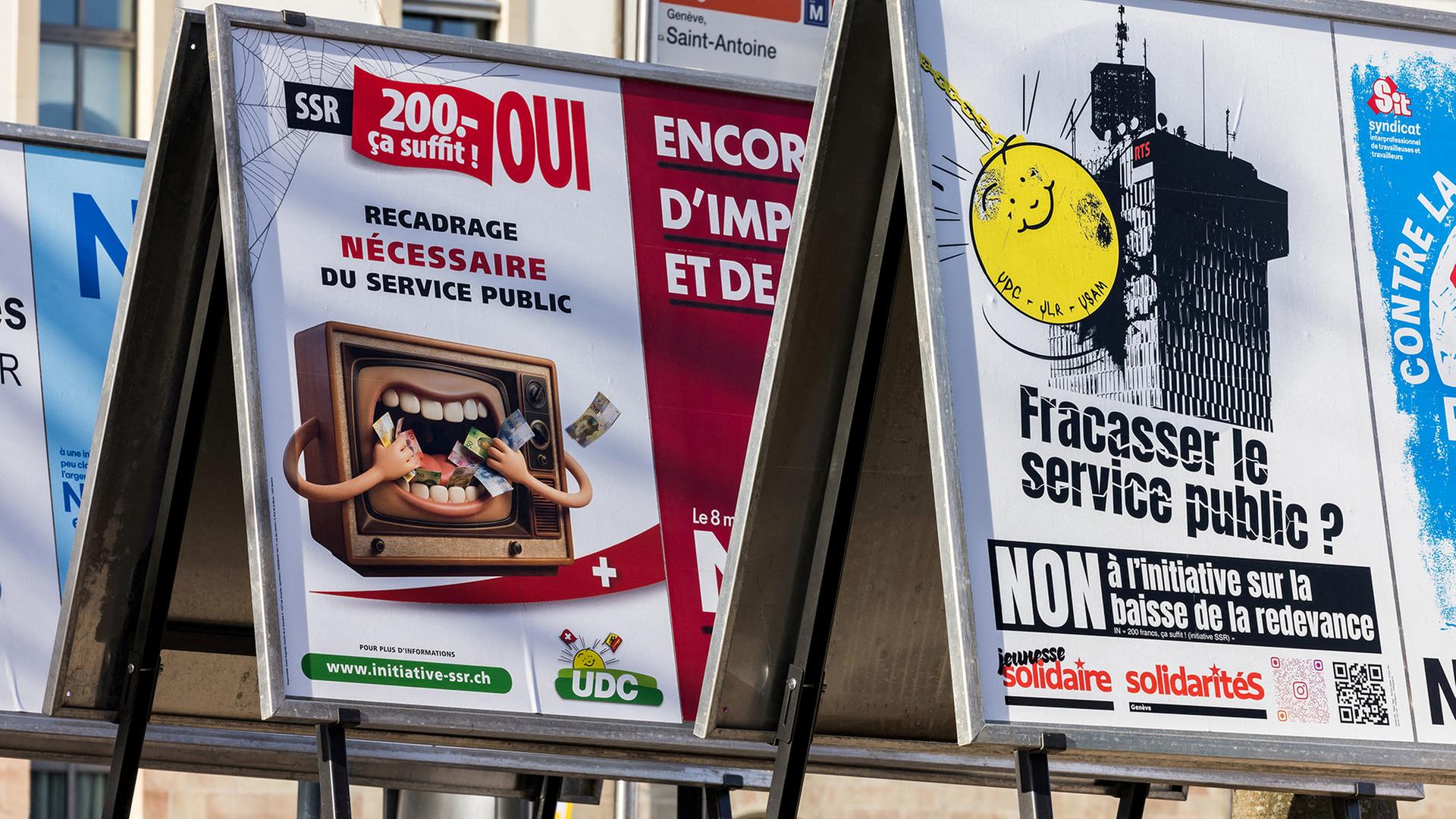 Plakate über Kürzungen der Finanzmittel für die SRG SSR. | REUTERS