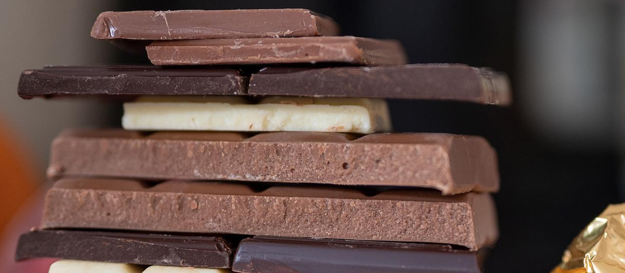 Stücke von Schokolade liegen aufeinander.