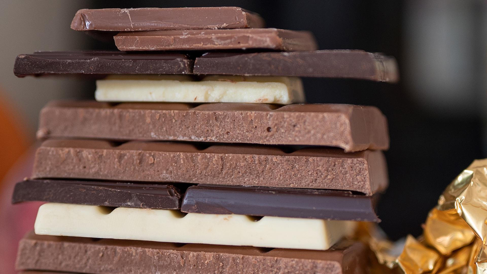 Stücke von Schokolade liegen aufeinander. | dpa