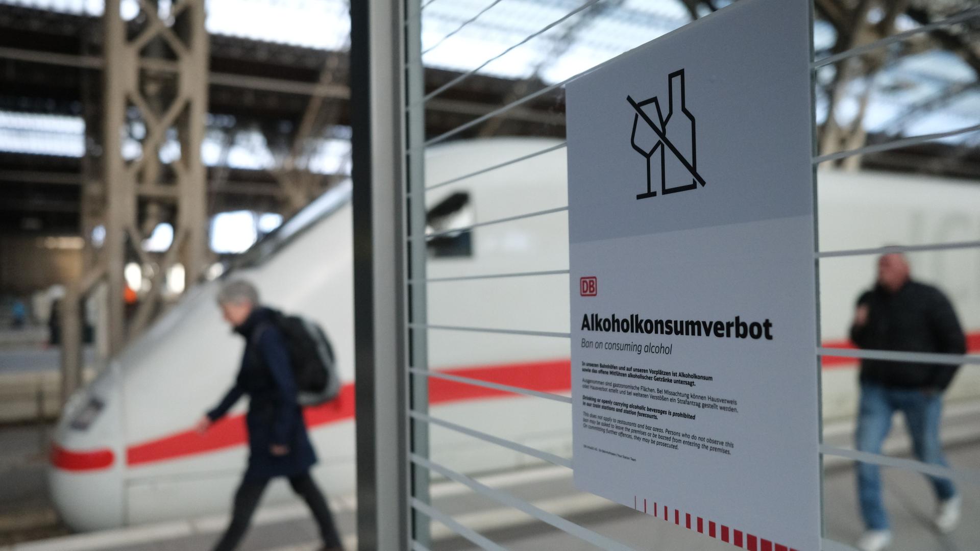 Ein Alkoholkonsumverbotsschild klebt an einem Glas in einem Bahnhof. | Sebastian Willnow/ dpa/dpa