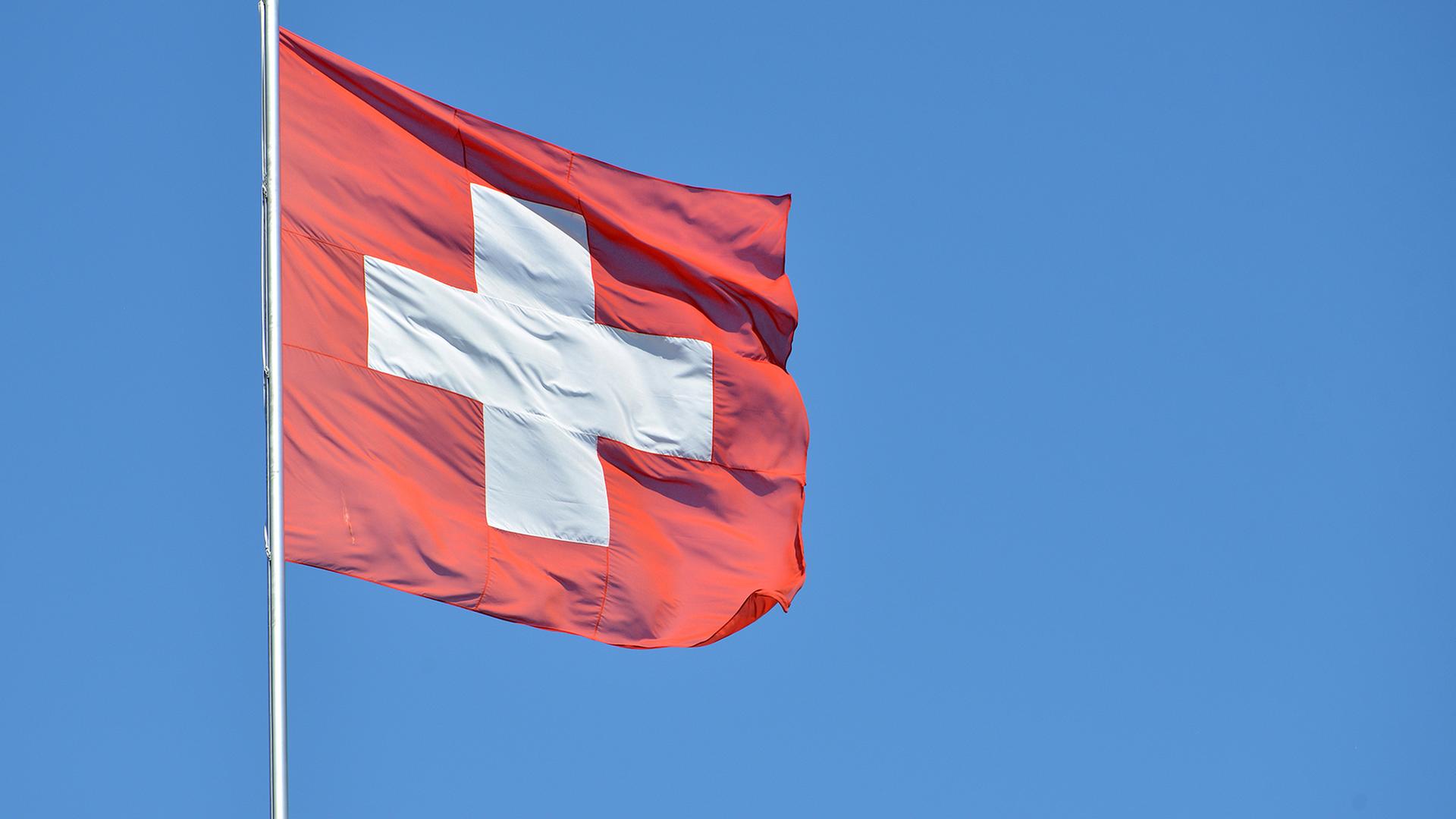 Die Flagge der Schweiz weht im Wind. | Dierk Kruse