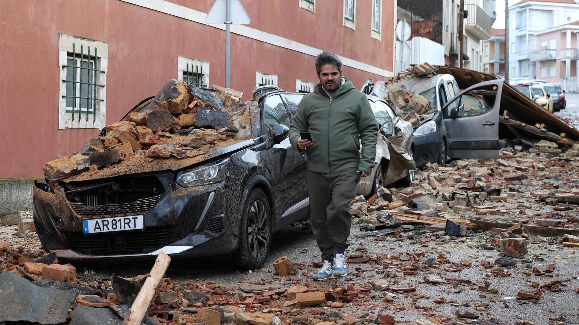 In Figueira da Foz in Portugal ist ein Teil eines Daches eingestürzt und hat mehrere Autos beschädigt. | EPA