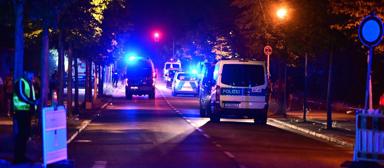 Einsatzkräfte der Polizei sind im Einsatz nach dem Abbruch des Christopher Street Day (CSD).