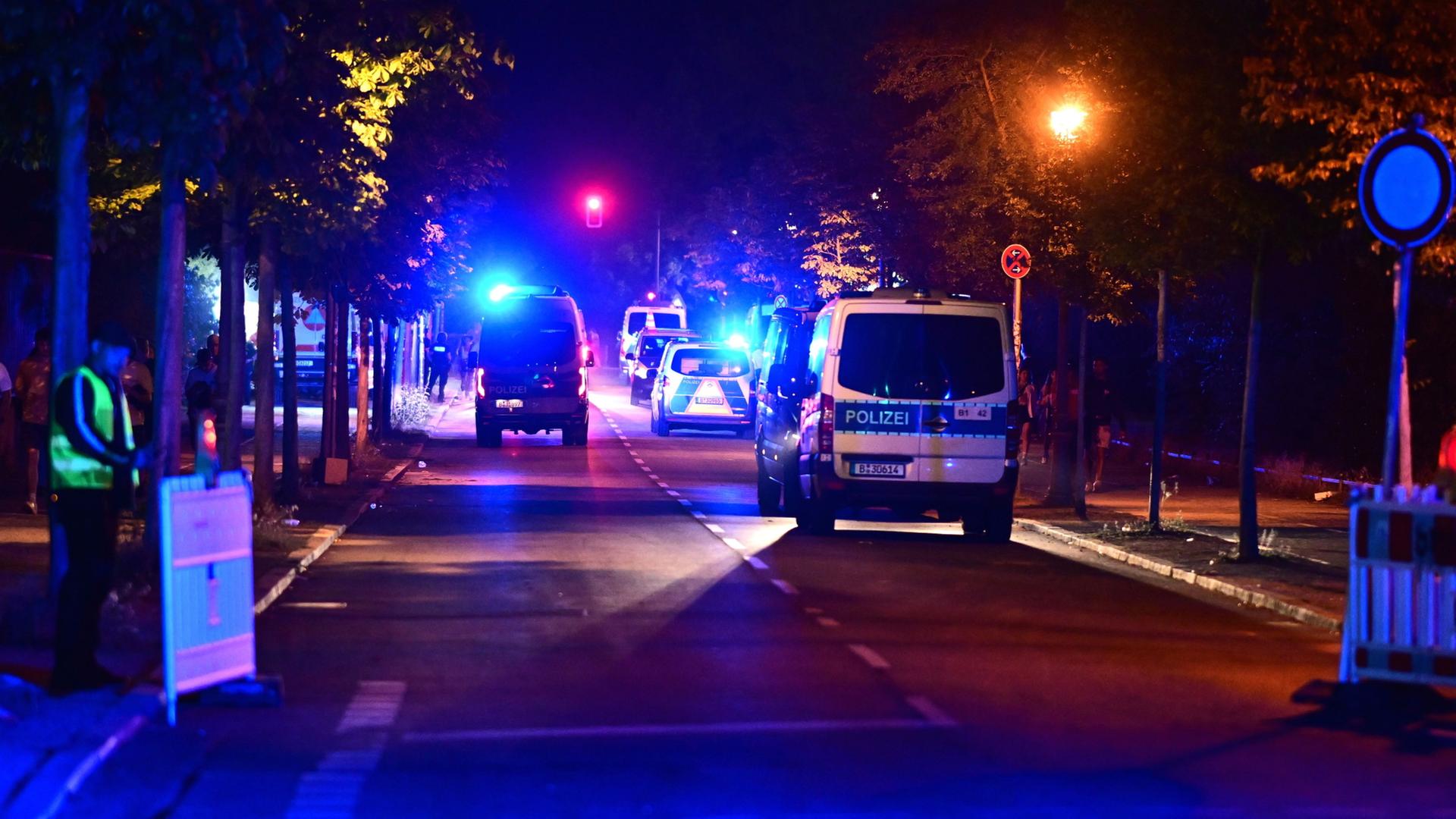Einsatzkräfte der Polizei sind im Einsatz nach dem Abbruch des Christopher Street Day (CSD). | Fabian Sommer/dpa