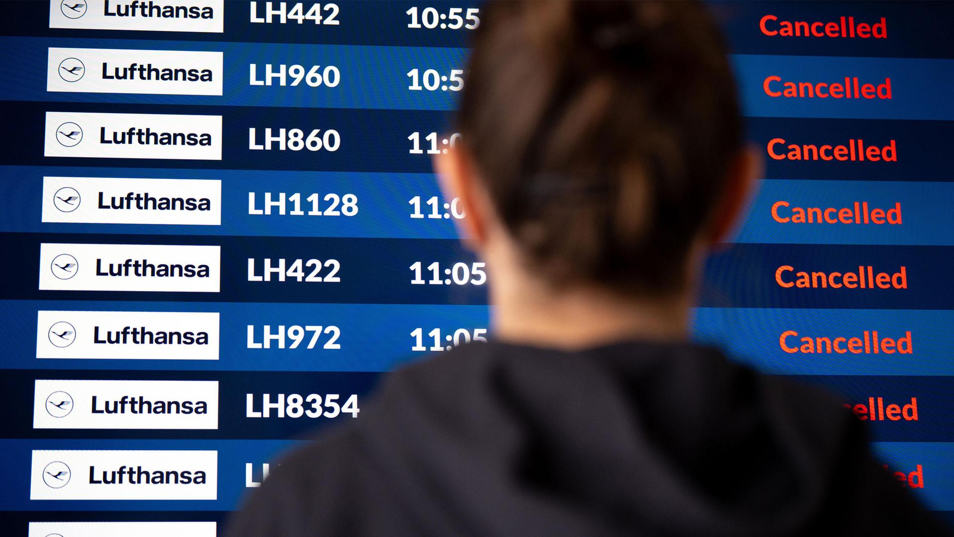 Ein Flugast vor einer Anzeigetafel für Abflüge an einem Flughafen. | picture alliance / NurPhoto