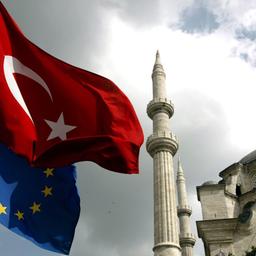 Eine EU-Flagge und eine türkische Flagge vor der Nuruosmaniye-Moschee in Istanbul