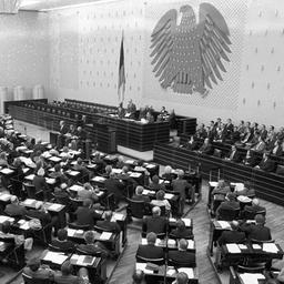 Alterspräsident Willy Brandt eröffnet 1983 die konstituierende Sitzung des neu gewählten Bundestages