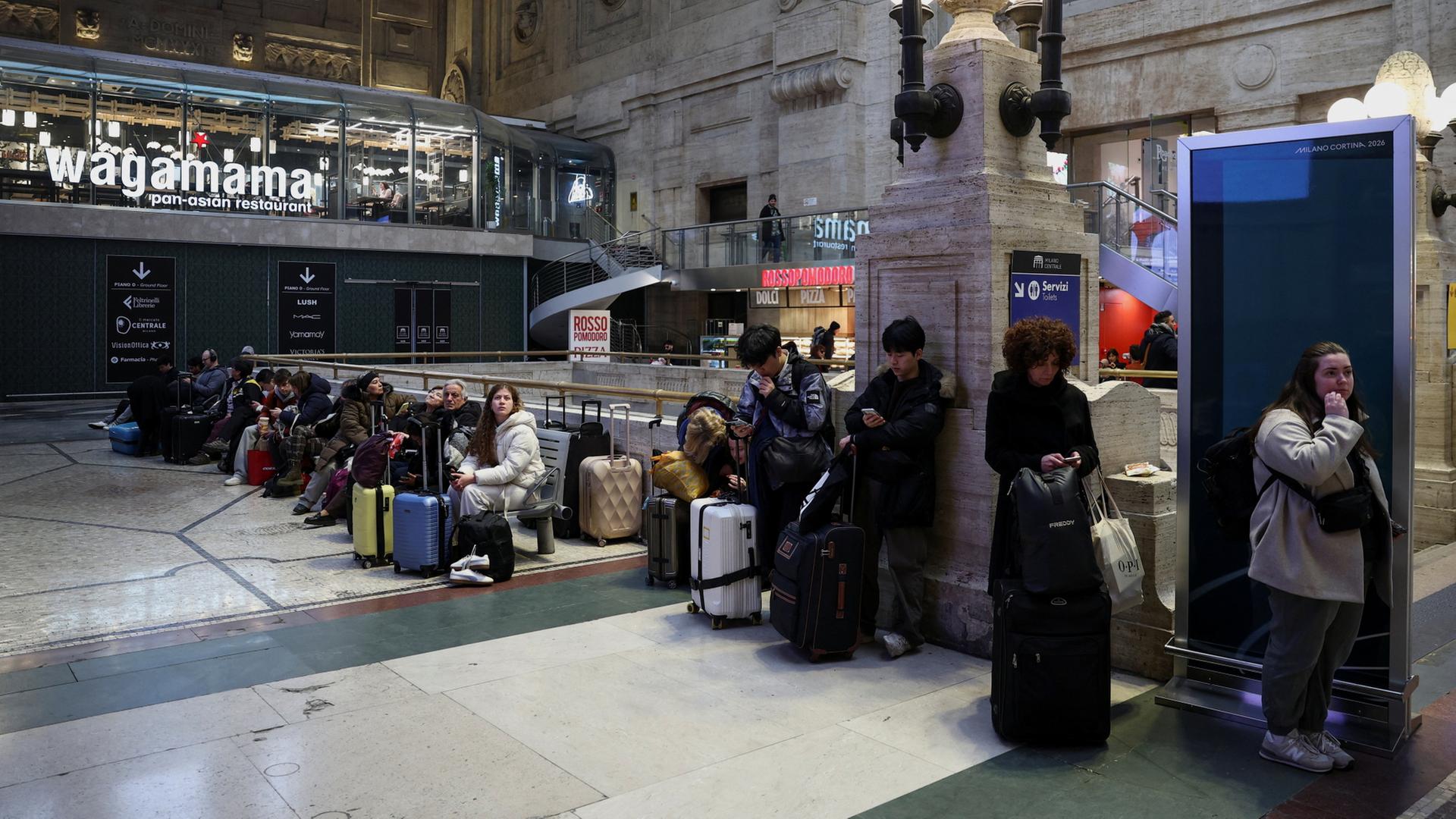 Wartende am Bahnhof von Milan | REUTERS