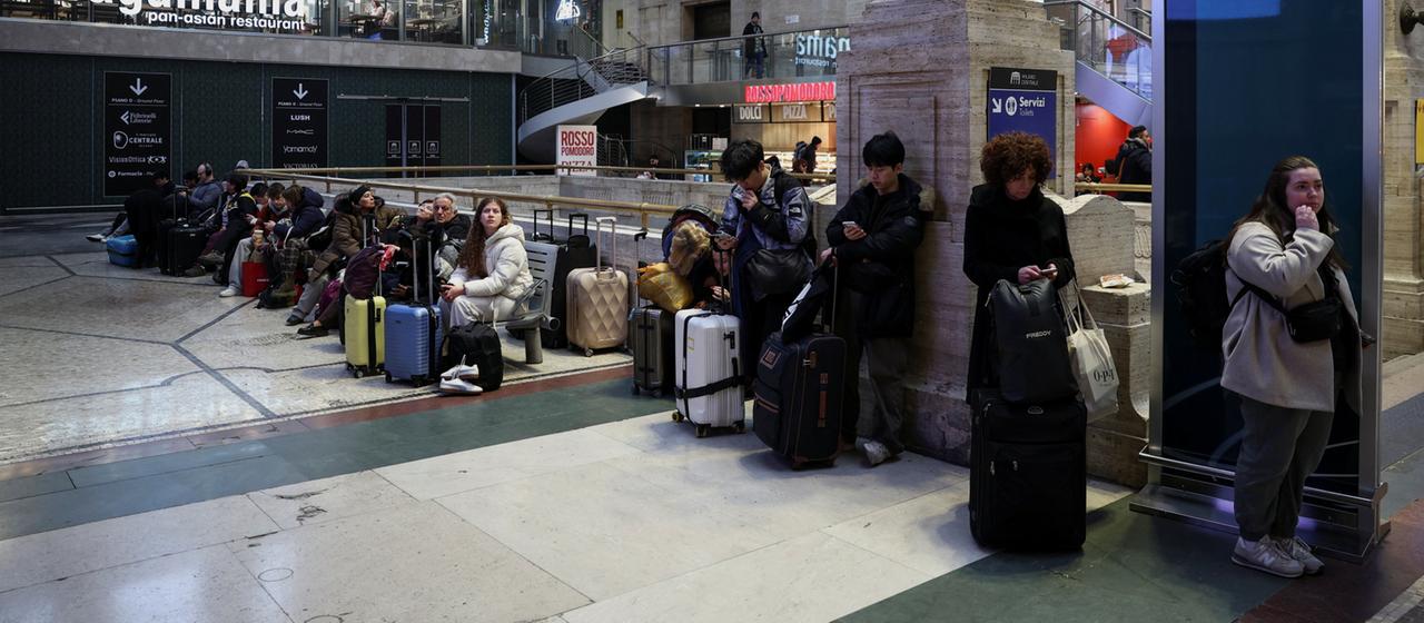 Wartende am Bahnhof von Milan