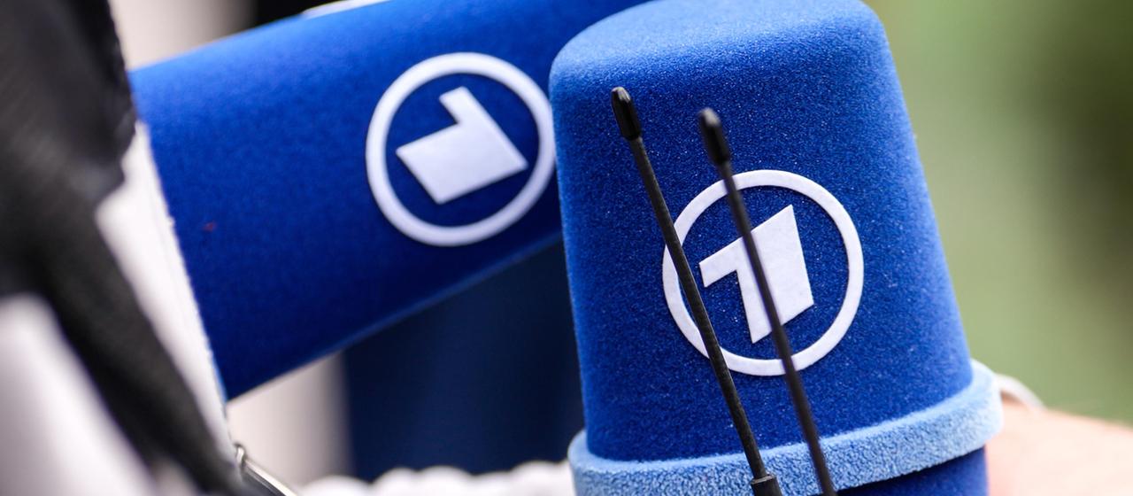 Zwei Mikrofone mit dem Logo vom Ersten