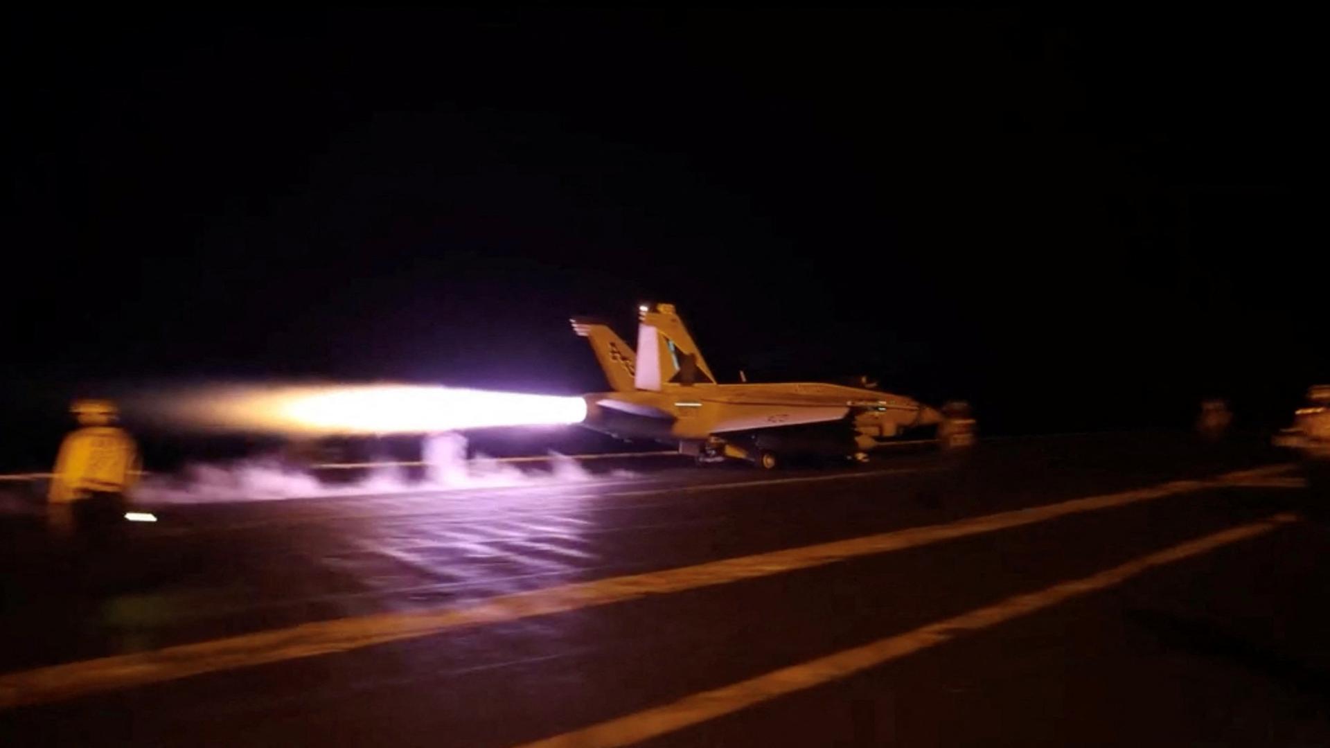 Dieses von der US-Armee veröffentlicht Foto soll den Start eines Kampfjets von einem Flugzeugträger am 29. Juli zeigen. | via REUTERS