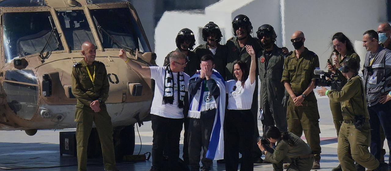 Ein befreiter israelischer Geisel steigt am Ichilov-Krankenhaus in Tel Aviv, Israel, aus einem Hubschrauber.