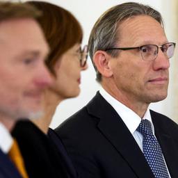 Christian Lindner, Bettina Stark-Watzinger und Jörg Kukies stehen nebeneinander im Bundespräsidialamt