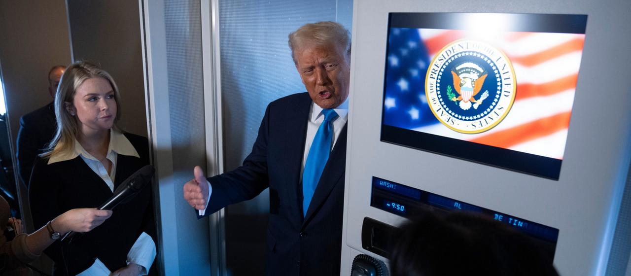 Donald Trump spricht mit Reportern in der Air Force One.