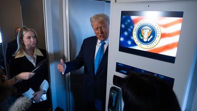 Donald Trump spricht mit Reportern in der Air Force One.