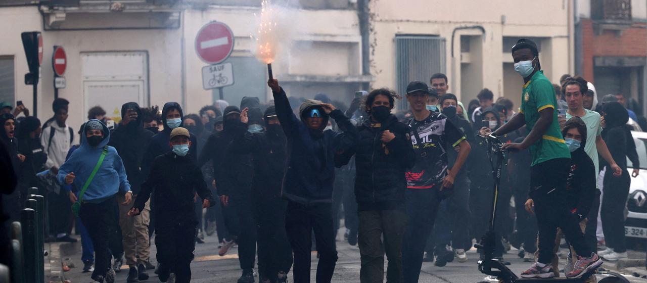 Französische maskierte Oberschüler reagieren auf einer Straße während Zusammenstößen in der Nähe des Lycee Deodat-de-Severac, als Teil landesweiter Proteste von Oberschülern, um die Einstellung von Vertretungslehrern zu fordern.