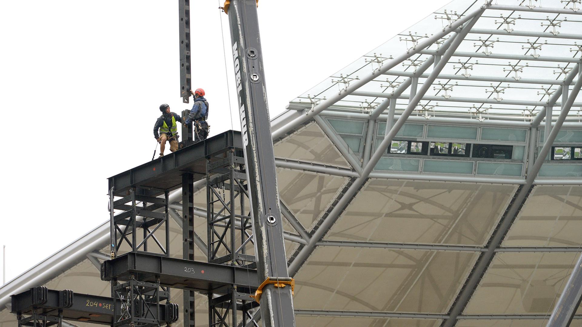 Kranbauarbeiten am Dach des Berliner Olympiastadions (Quelle: dpa / Rainer Jensen) | dpa