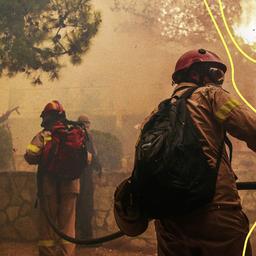 Feuerwehrleute bekämpfen einen Waldbrand in der Nähe von Athen.