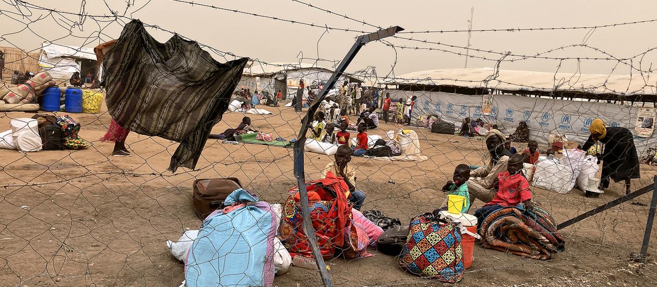 Flüchtlinge aus dem Sudan warten hinter dem Grenzübergang in den Südsudan auf die Weiterreise. (Archivbild vom 19.03.2024)