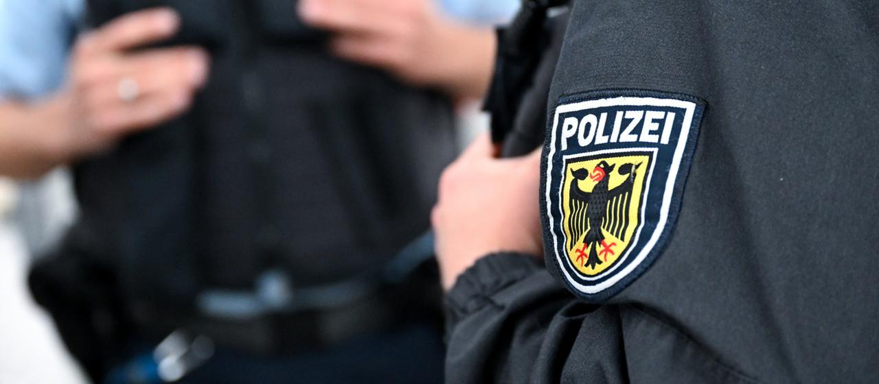 Bundespolizisten stehen am Hauptbahnhof in München an einem Bahnsteig. 