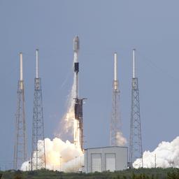 Eine Falcon-9-Pakete der US-Firma SpaceX hebt ab