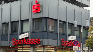 Das Gebäude der Kreissparkasse Düsseldorf in Heiligenhaus auf dem das Logo der Sparkasse zu sehen ist