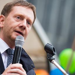Michael Kretschmer, Ministerpräsident von Sachsen bei der Kundgebung der Evangelisch-Lutherischen Kirche Chemnitz unter dem Motto "Wir in Chemnitz · aufeinander hören, miteinander handeln" zwischen Teilnehmern.