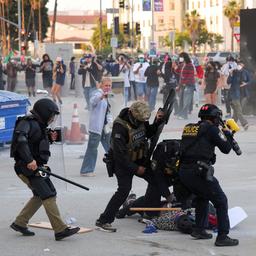 Polizisten nehmen bei Protesten in Los Angeles einen Demonstranten fest
