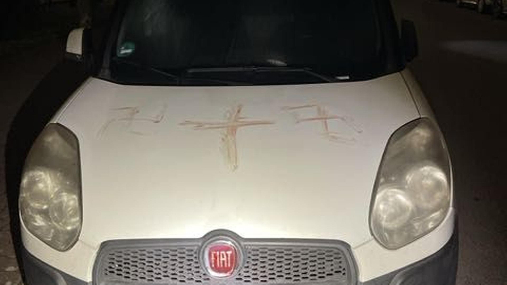 Hessen: Hakenkreuze mit Blut auf Autos geschmiert - Mann festgenommen