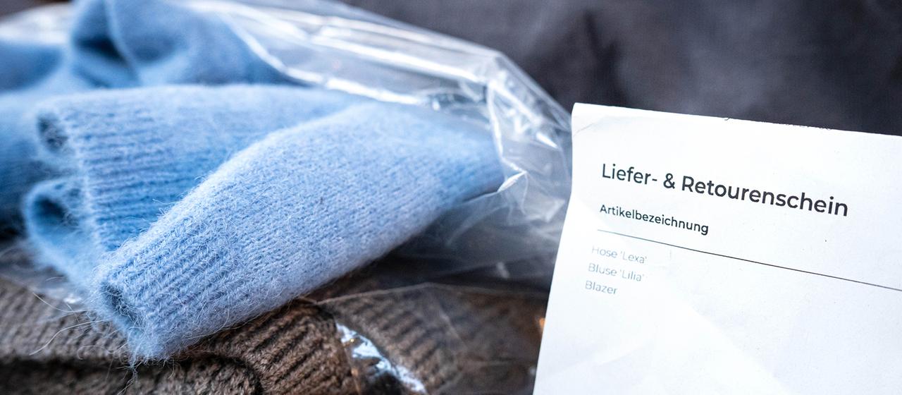 La ropa se encuentra junto a un albarán de entrega y devolución.