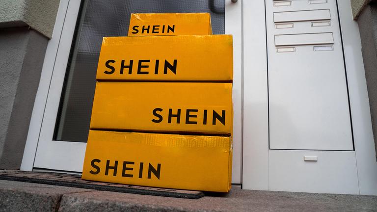 Shein-Pakete stehen vor einer Haustür.
