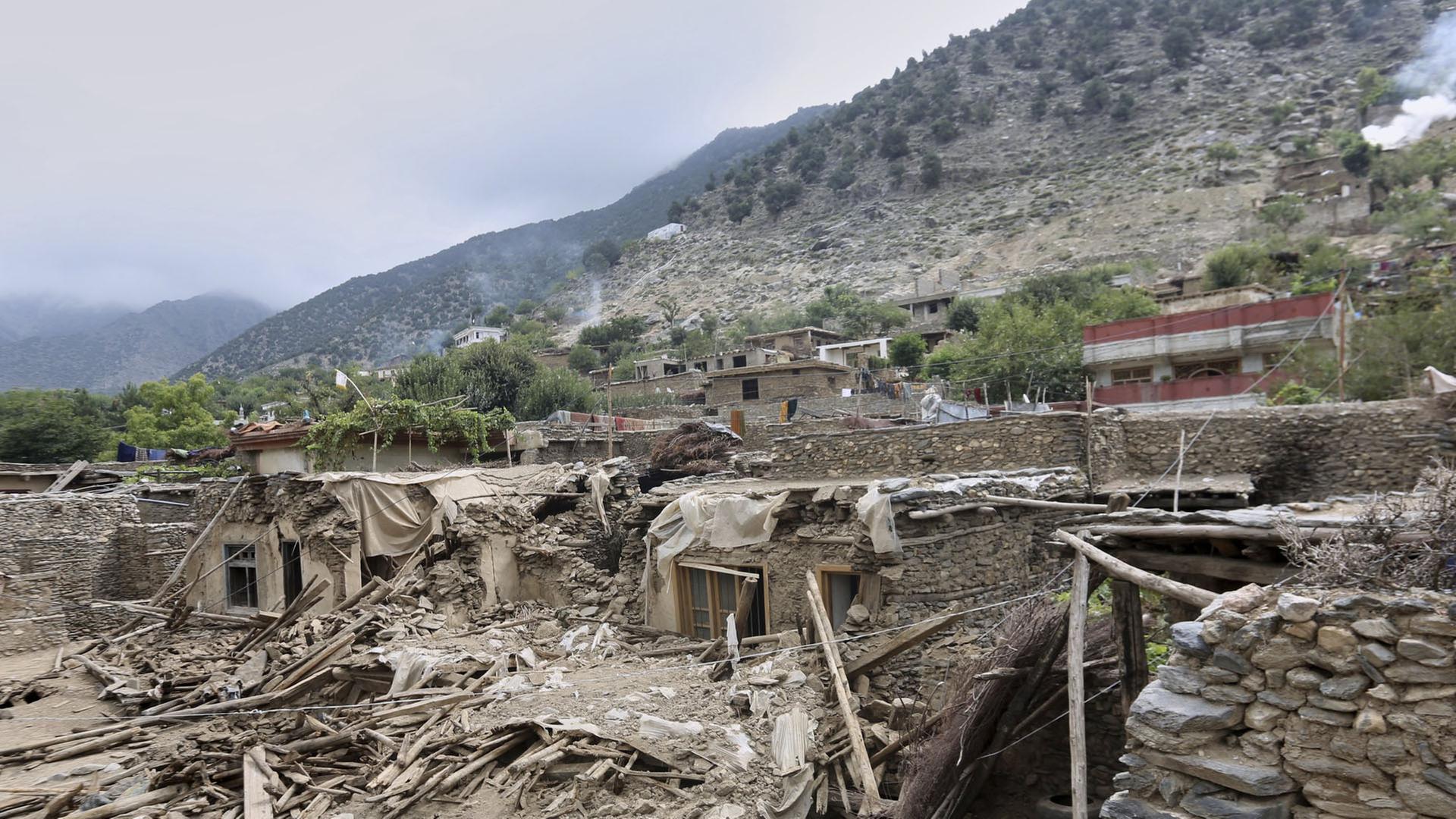 Eingestürzte Häuser nach einem starken Erdbeben im Osten Afghanistans. | AP