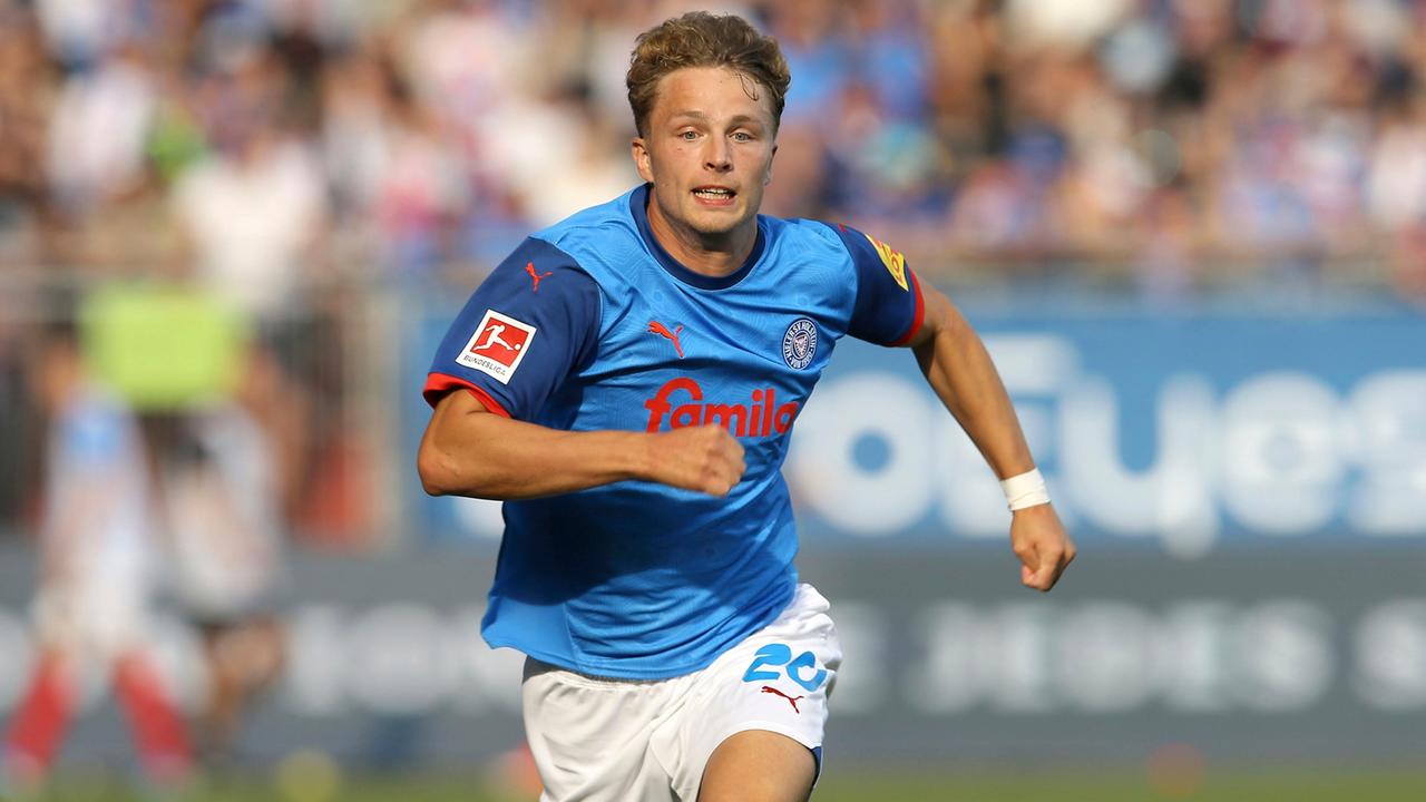 Kiels Fiete Arp rennt über den Platz. | picture alliance/dpa | Claus Bergmann
