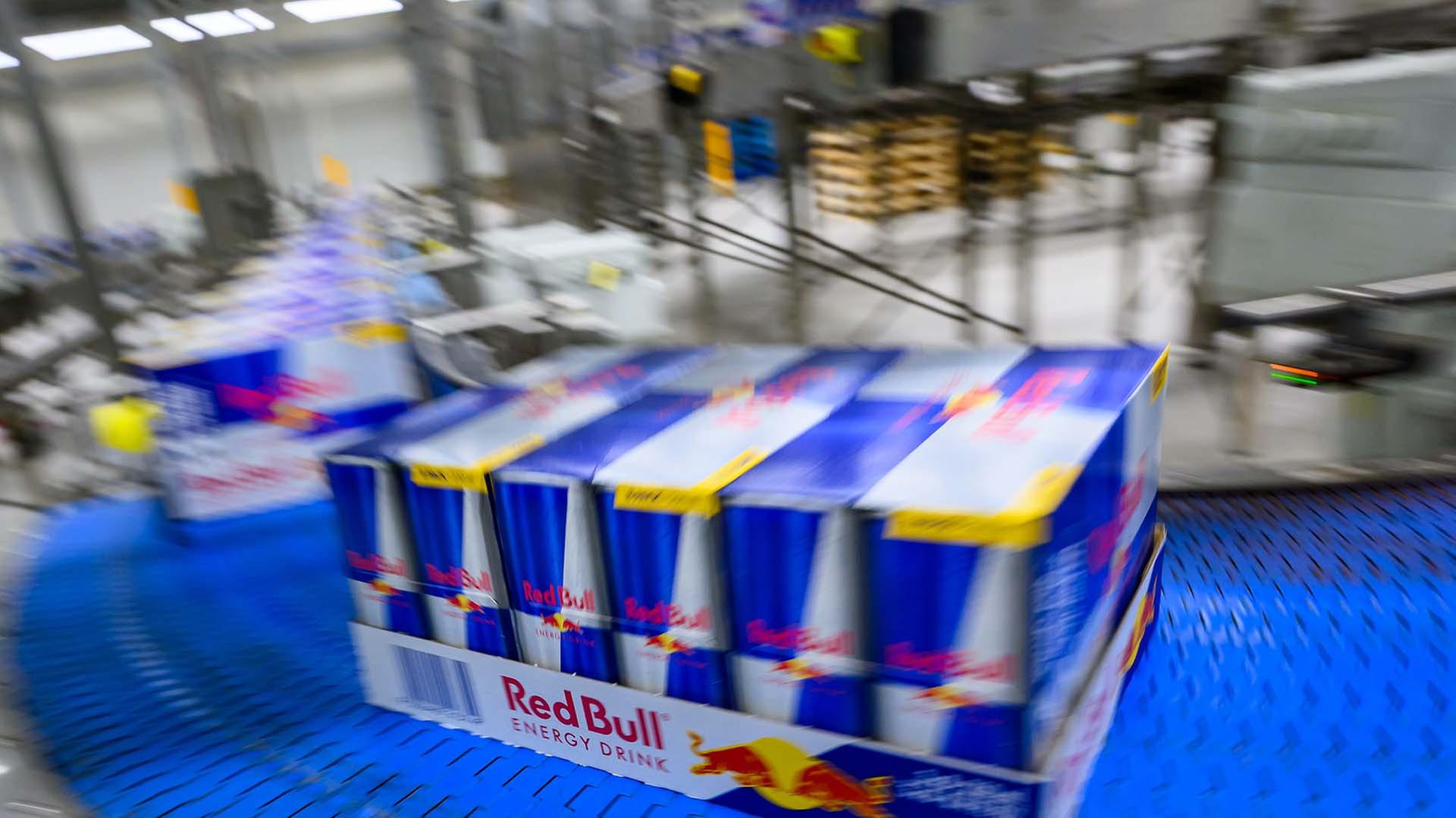 Dosen mit frisch abgefüllten Energy-Drinks der Marke Red Bull auf einem Transportband (Quelle: dpa/Patrick Pleul)  | dpa/Patrick Pleul