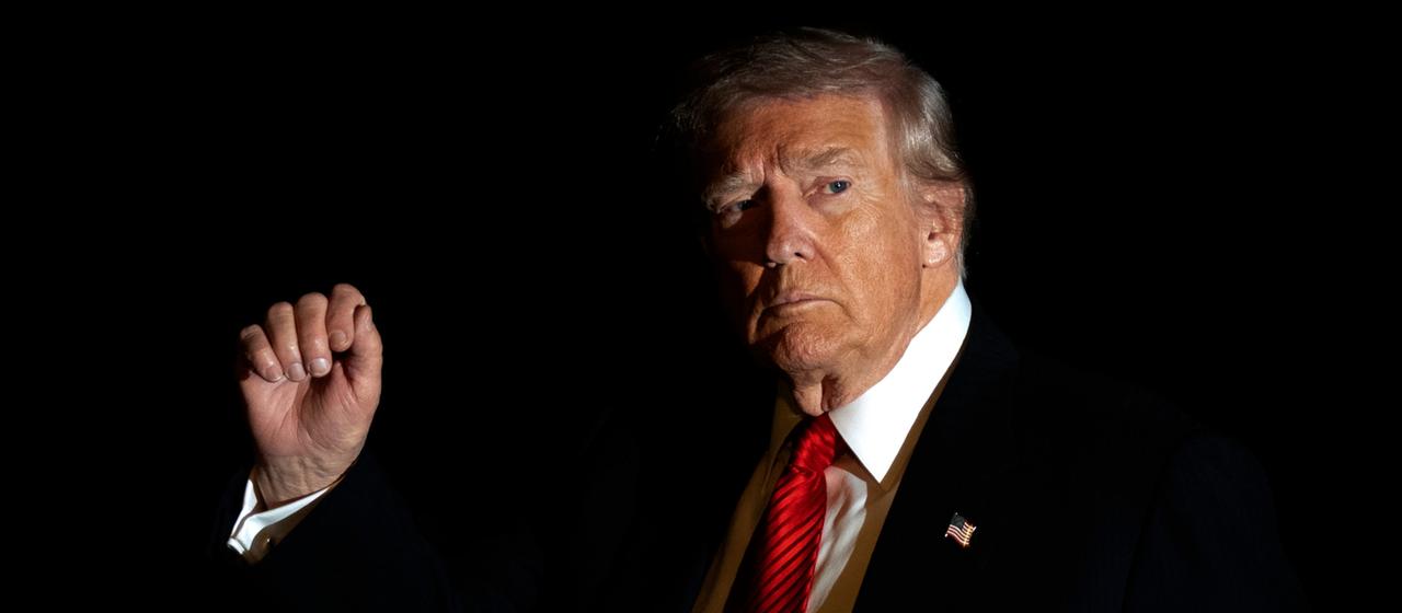 Donald Trump vor schwarzem Hintergrund